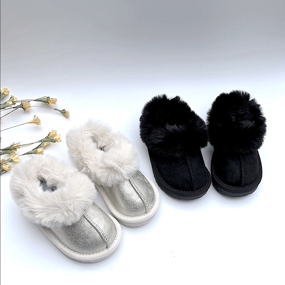 Pair of Cat & Jack Piper Faux Fur Scuff Clog Slippers Metallic Gold & Black